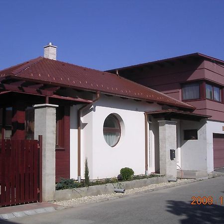 Besenyei Apartman Apartment Sarvar Exterior photo