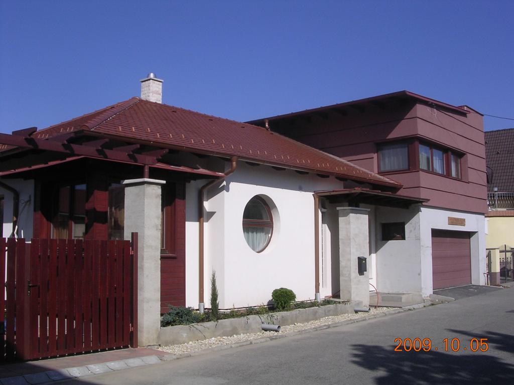 Besenyei Apartman Apartment Sarvar Exterior photo